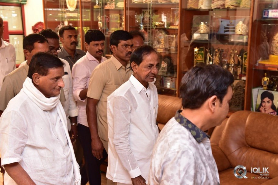 Celebrities-pay-homage-to-superstar-Krishna